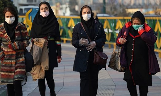 Người dân đeo khẩu trang đi bộ trên vỉa hè ở phía tây Tehran, Iran, ngày 29.2. Ảnh: AP