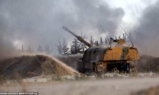Hỏa lực của Thổ Nhĩ Kỳ nhắm vào các mục tiêu của chính phủ Syria. Ảnh: TDM/AFP.