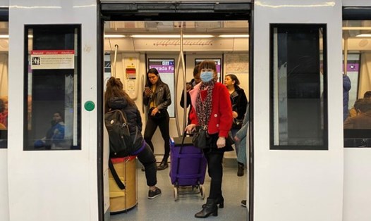 Hành khách đeo khẩu trang trên tàu điện ngầm ở Barcelona ngày 8.3. Ảnh: Reuters