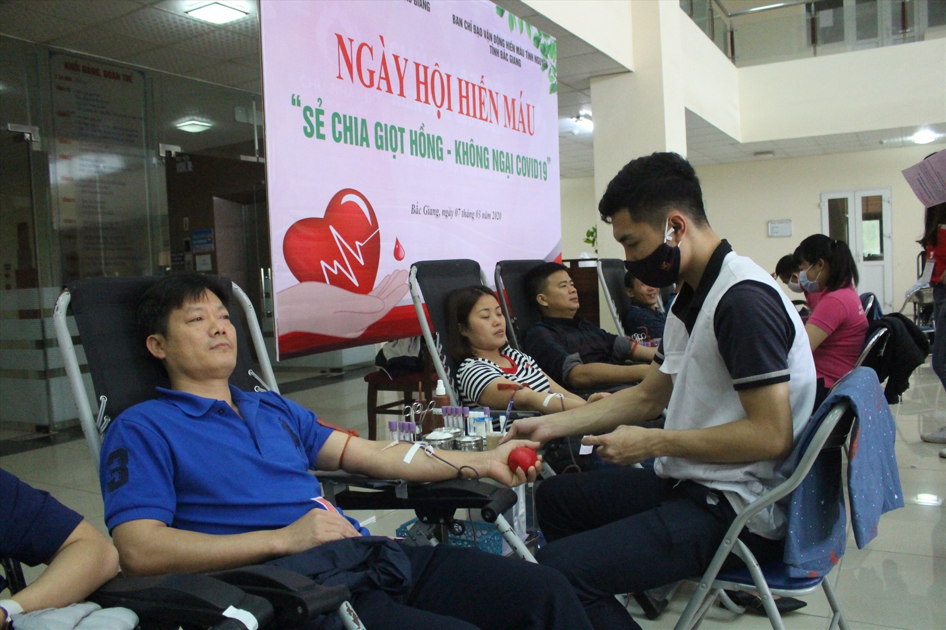 Đoàn viên, CCVCLĐ tham gia “Ngày hội hiến máu sẻ chia giọt hồng - Không ngại COVID- 19.