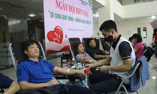 Đoàn viên, CCVCLĐ tham gia “Ngày hội hiến máu sẻ chia giọt hồng - Không ngại COVID- 19.