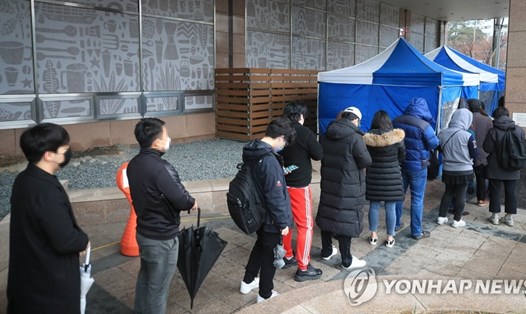 Các nhân viên trong 1 tòa nhà ở Seoul xếp hàng trước trạm kiểm soát hôm 10.3. Ảnh: Yonhap.