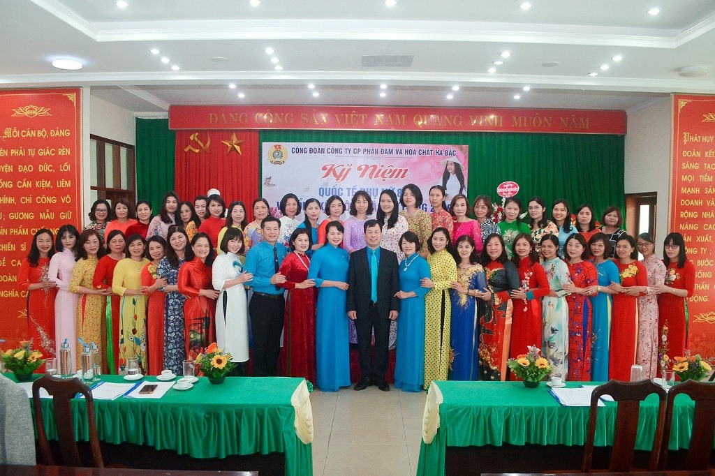 Công đoàn Công ty CP Phân đạm - Hóa chất Hà Bắc tôn vinh 385 nữ công nhân viên chức "Giỏi việc nước, đảm việc nhà". Ảnh: S.N