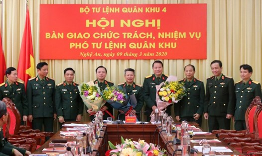 Lãnh đạo Bộ Tư lệnh Quân khu 4 và Binh đoàn 12 chúc mừng Thiếu tướng Nguyễn Sỹ Hội và Thiếu tướng Nguyễn Anh Tuấn.