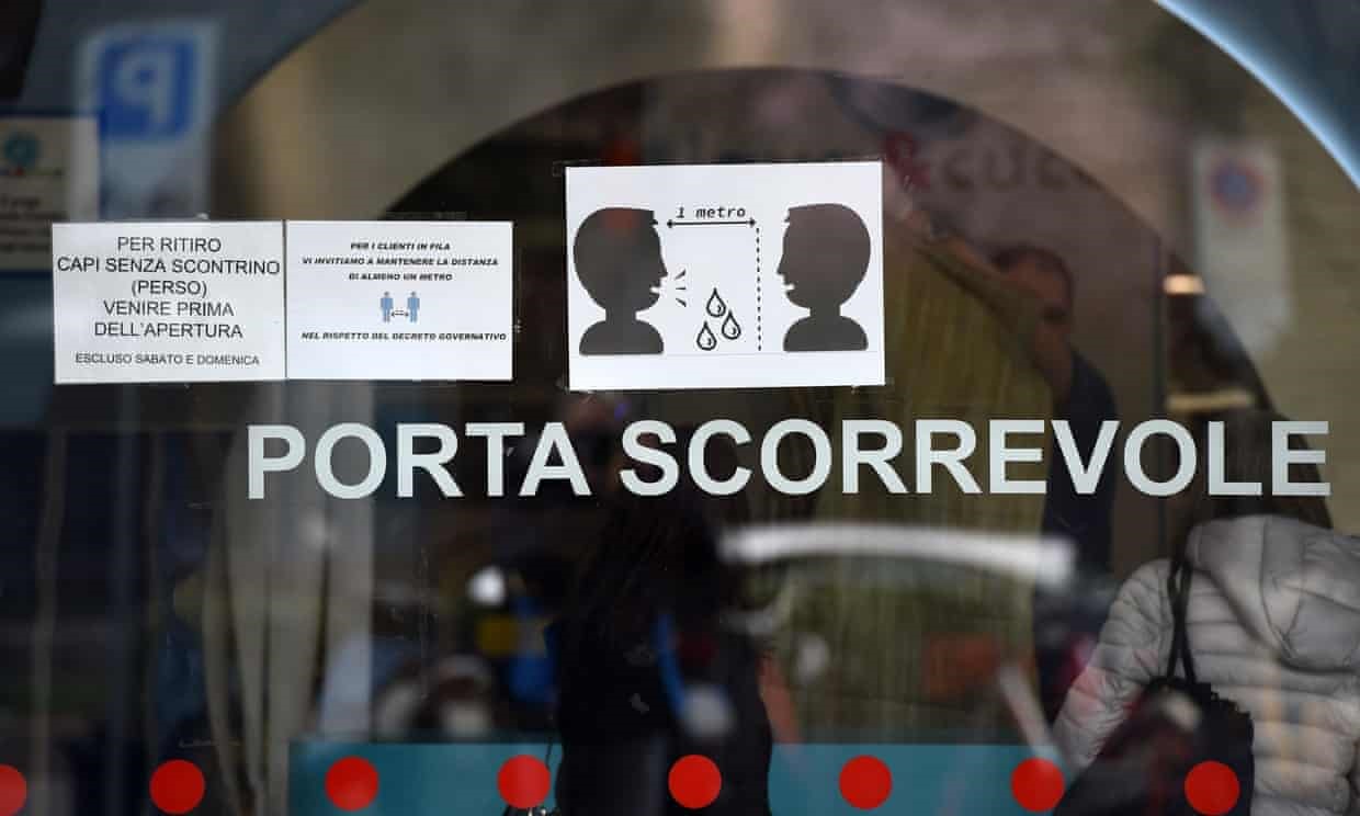 Một tấm biển chỉ dẫn về dịch COVID-19 ở Milan, Italia. Ảnh: Anadolu