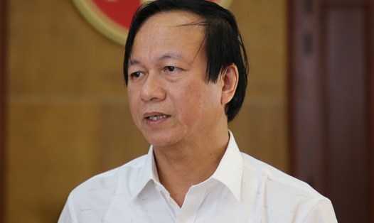 Ông Đỗ Văn Hùng- Giám đốc Sở Y tế tỉnh Quảng Trị xác nhận 4 người lưu trú tại tỉnh Quảng Trị đi cùng chuyến bay với người nhiễm virus SARS-CoV-2 cho kết quả lần 1 âm tính. Ảnh: Hưng Thơ