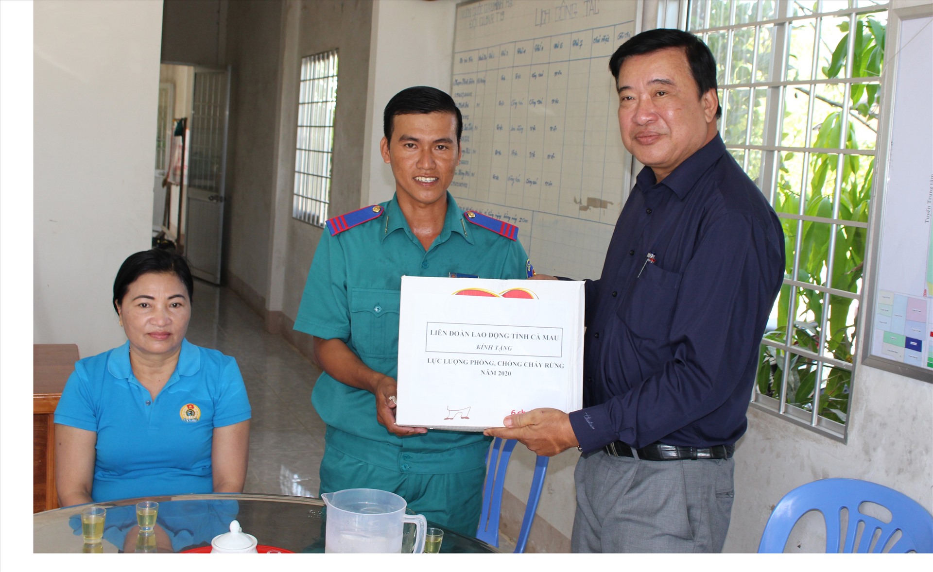 Chủ tịch LĐLĐ Cà Mau Võ Thanh Tòng tặng quà cho lực lượng phòng chống cháy rừng U Minh Hạ (ảnh Thiện Vũ)