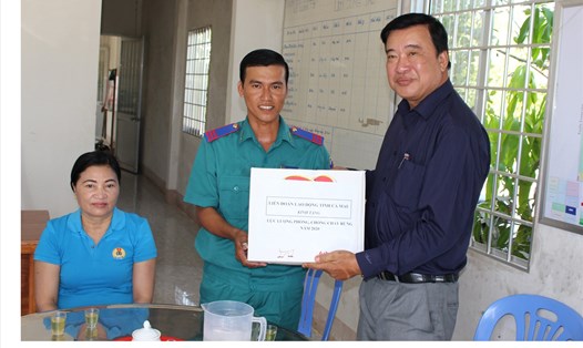 Chủ tịch LĐLĐ Cà Mau Võ Thanh Tòng tặng quà cho lực lượng phòng chống cháy rừng U Minh Hạ (ảnh Thiện Vũ)