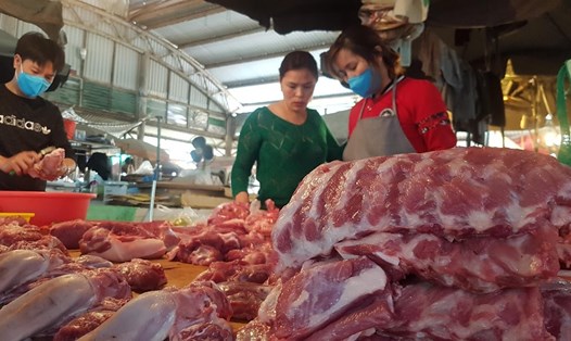 Giá thịt lợn tại các chợ giảm do nguồn cung dồi dào, sức mua giảm. Ảnh: Kh.V