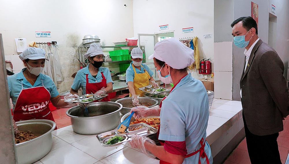 Đoàn kiểm tra thăm công tác an toàn vệ sinh thực phẩm tại nhà ăn Công ty TNHH K - Tarp Vina.