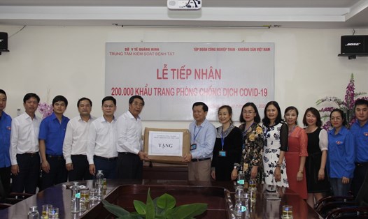 Đại diện tập đoàn TKV trao tặng 200.000 khẩu trang cho tỉnh Quảng Ninh. Ảnh: BQN