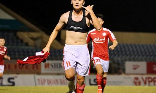 Xuân Nam tiếp tục lập cú đúp cho TP.HCM, giúp đội có chiến thắng tại AFC Cup. Ảnh: Fanpage CLB.