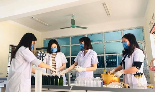Giáo viên Trường THPT Dân tộc Nội trú tỉnh Nghệ An sản xuất dung dịch sát khuẩn cung cấp miễn phí cho học sinh. Ảnh: KH