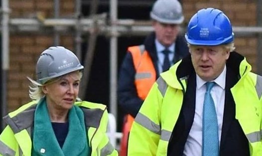 Thủ tướng Anh Boris Johnson và Thứ trưởng Y tế Anh Nadine Dorries (trái). Ảnh: CNA.