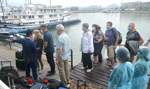 Kiểm tra y tế khách du lịch tham quan vịnh Hạ Long. Ảnh: CTV