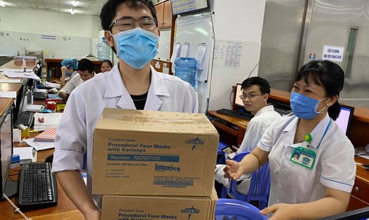 Mạnh thường quân đã tặng khẩu trang cho các y bác sĩ Bệnh viện Đà Nẵng đang điều trị bệnh nhân nhiễm SARS-Cov-2 tại Đà Nẵng (ảnh: P.T)