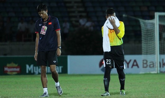 Hình ảnh thủ môn Y Êli Niê sau khi bắt hụt bóng dẫn đến bàn thua của U18 Việt Nam trước U18 Myanmar tại giải U18 Đông Nam Á 2017. Ảnh: Trung Hiếu