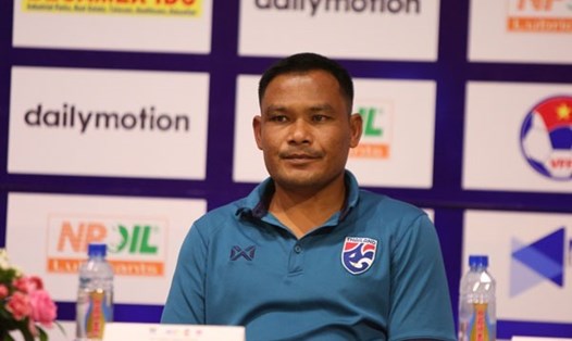 Huấn luyện viên Ithsara Sritharo bỏ họp báo tại giải U19 Châu Á 2019 khiến FAT bị phạt nặng. Ảnh: VFF