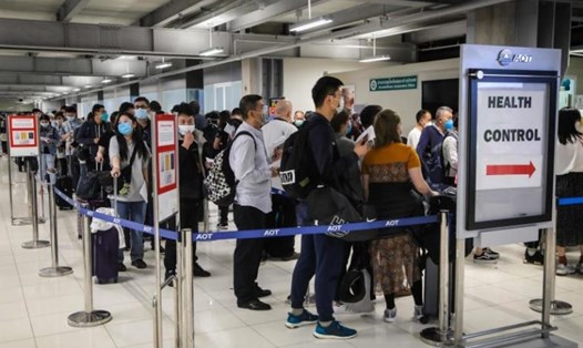 Hành khách xếp hàng để kiểm tra nhiệt độ và sức khỏe tại trạm kiểm soát sân bay Suvarnabhumi ở Bangkok, ngày 9.3. Ảnh: AFP
