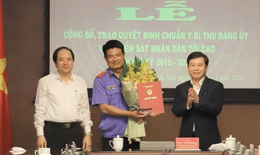 Phó Viện trưởng VKSND Tối cao Nguyễn Huy Tiến (giữa) nhận quyết định. Ảnh: Baochinhphu.