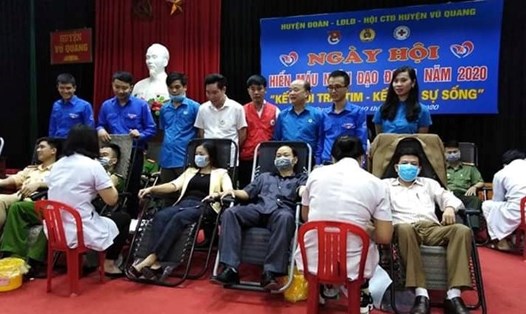 Các tình nguyện viên tham gia hiến máu tình nguyện do LĐLĐ huyện Vũ Quang phối hợp Huyện đoàn, Hội Chữ thập đỏ huyện tổ chức