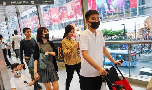 Người dân đeo khẩu trang tại một khu mua sắm ở Thái Lan. Ảnh: Nikkei.