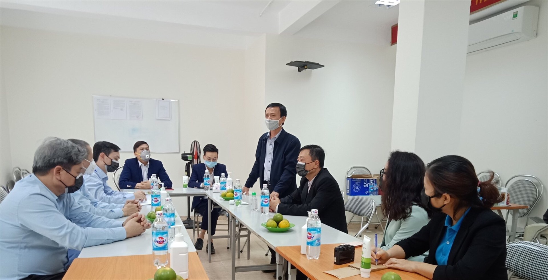 Đồng chí Ngô Văn Tuyến (đứng) chia sẻ, động viên cán bộ, nhân dân phường Trúc Bạch