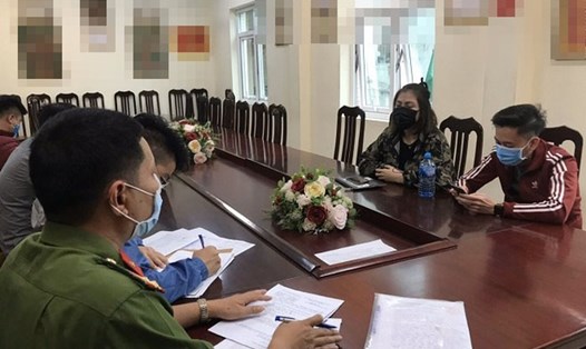 Người phụ nữ bị Công an quận Thanh Xuân triệu tập lên làm việc. Ảnh: L.N