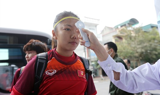 Đội trưởng Huỳnh Như kiểm tra y tế trước khi vào sân Cẩm Phả. Ảnh: Hải Đăng