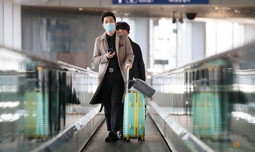 Hành khách đeo khẩu trang tại sân bay Quốc tế Bắc Kinh trong dịch COVID-19. Ảnh: AFP