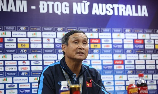 Huấn luyện viên Mai Đức Chung vui mừng khi đội tuyển nữ việt Nam đã ghi bàn thắng trong trận lượt về gặp đội tuyển Australia. Ảnh: HOÀI THU
