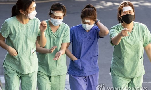 Nhân viên y tế tan ca trực điều trị COVID-19 ở bệnh viện Daegu, Hàn Quốc. Ảnh: Yonhap