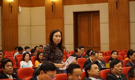 Bà Phạm Thu Xanh - Giám đốc Sở Y tế Hải Phòng báo cáo trước HĐND TP về tình hình dịch bệnh COVID-19.