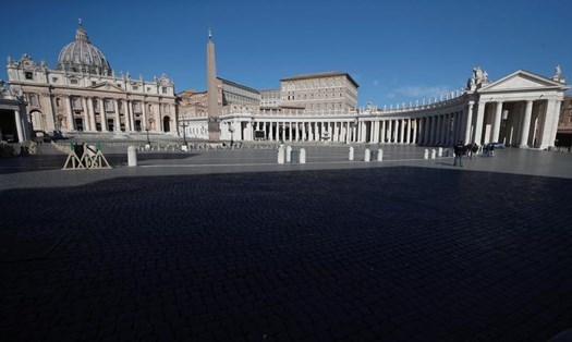 Quảng trường Thánh Peter hiu quạnh khi chính phủ Italia ban bố nâng mức phong tỏa lên một nấc mới vào ngày 11.3. Ảnh: Reuters