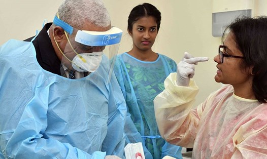 Thủ tướng Fiiji Frank Bainimarama thăm trung tâm kiểm soát dịch bệnh Fiji. Ảnh: FBC