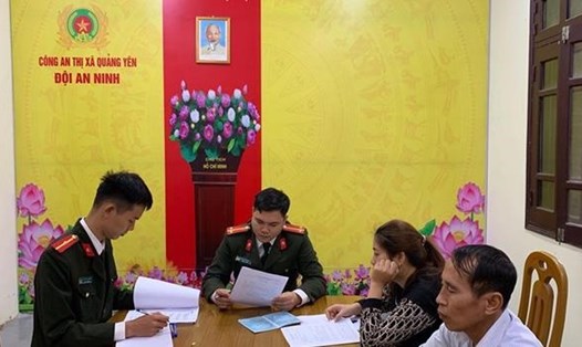 Công an thị xã Quảng Yên (Quảng Ninh) làm việc với các đối tượng thông tin sai sự thật về dịch bệnh COVID-19. Ảnh: BQN