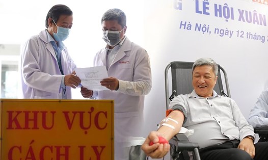 Thứ trưởng Bộ Y tế Nguyễn Trường Sơn tham gia hiến máu.