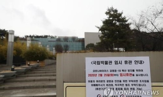 Thông báo đóng cửa hôm 25.2 của Bảo tàng Quốc gia Hàn Quốc tại Seoul. Ảnh: Yonhap.