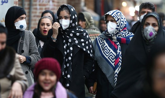 Người dân đeo khẩu trang trên đường phố Iran. Ảnh: NYTimes.