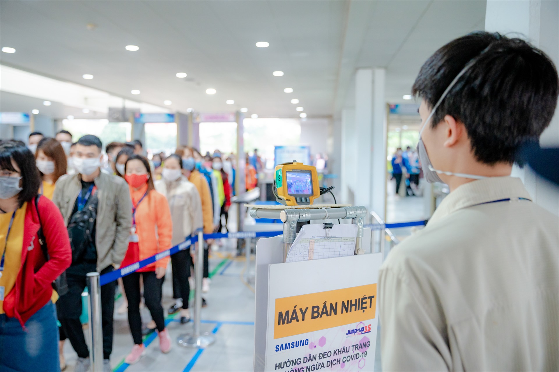 Máy đo thân thiệt được Công ty Samsung Việt Nam trang bị để phòng chống COVID-19. Ảnh: V.L