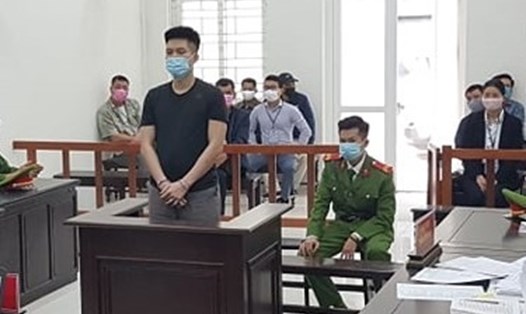 Hoàng Biên Cương (áo đen, đứng) nghe tòa tuyên án.
