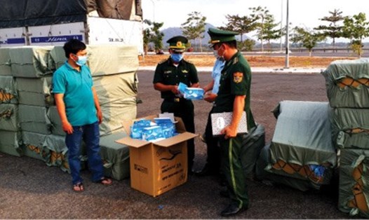 Lực lượng làm nhiệm vụ bắt giữ vụ xuất lậu khẩu trang y tế qua Cửa khẩu quốc tếTịnh Biên bằng ôtô. Ảnh: LT