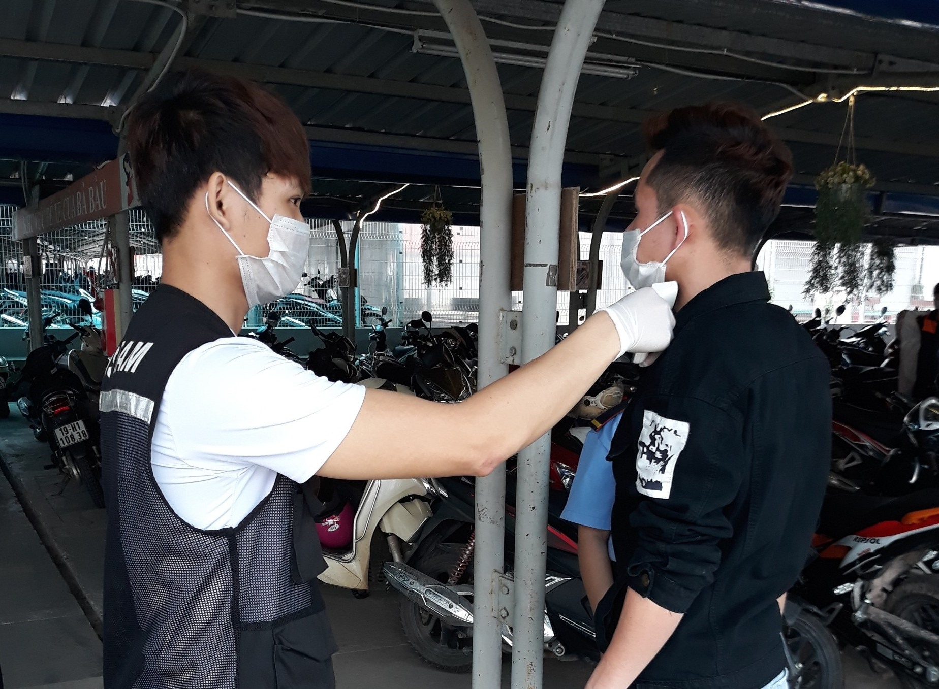 CNLĐ Công ty TNHH JNTC được kiểm tra thân nhiệt trước khi vào làm việc tại công ty.