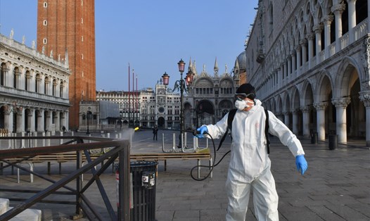 Phun thuốc khử trùng ngăn chặn sự lây lan của COVID-19 tại Venice, Italia. Ảnh: AFP