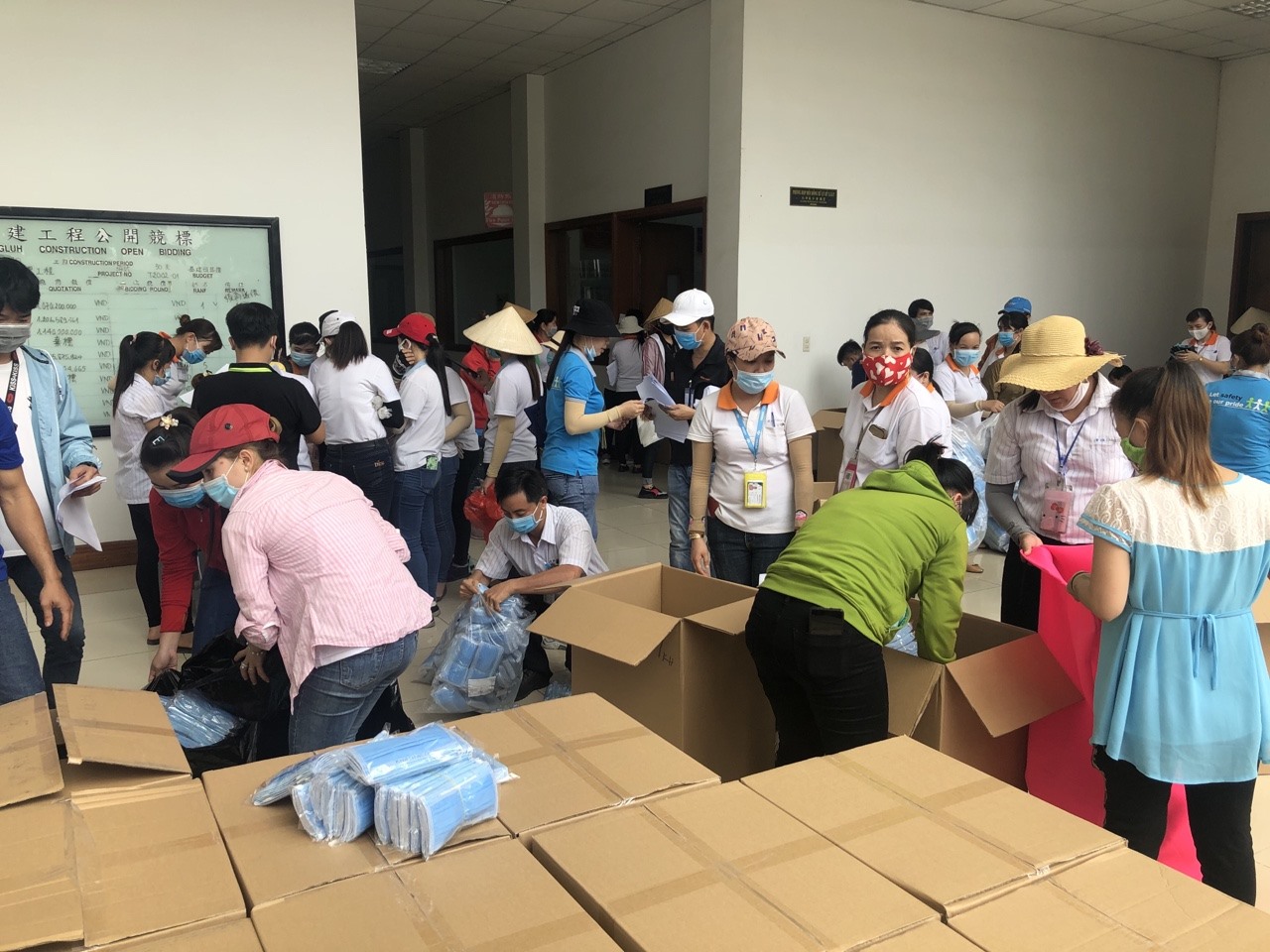 Công đoàn đứng ra làm nòng cốt thực hiện phòng, chống dịch bệnh. Ảnh: K.Q
