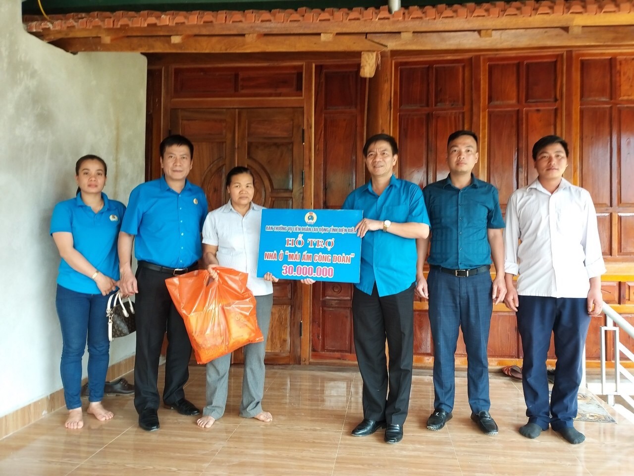 Lãnh đạo LĐLĐ tỉnh Điện Biên trao hỗ trợ Mái ấm Công đoàn cho đoàn viên khó khăn. Ảnh: N.Cường