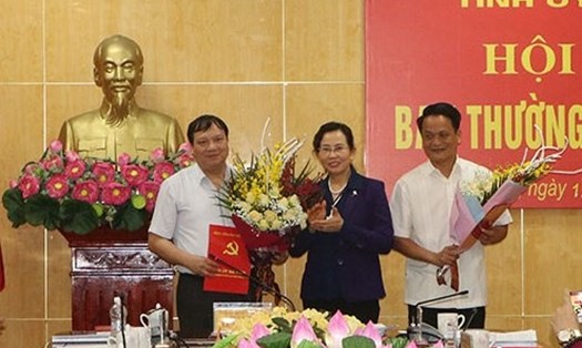 Bí thư Tỉnh ủy Hà Nam Lê Thị Thủy trao quyết định và chúc mừng đồng chí Lê Hồng Quân và đồng chí Đào Đình Tùng.