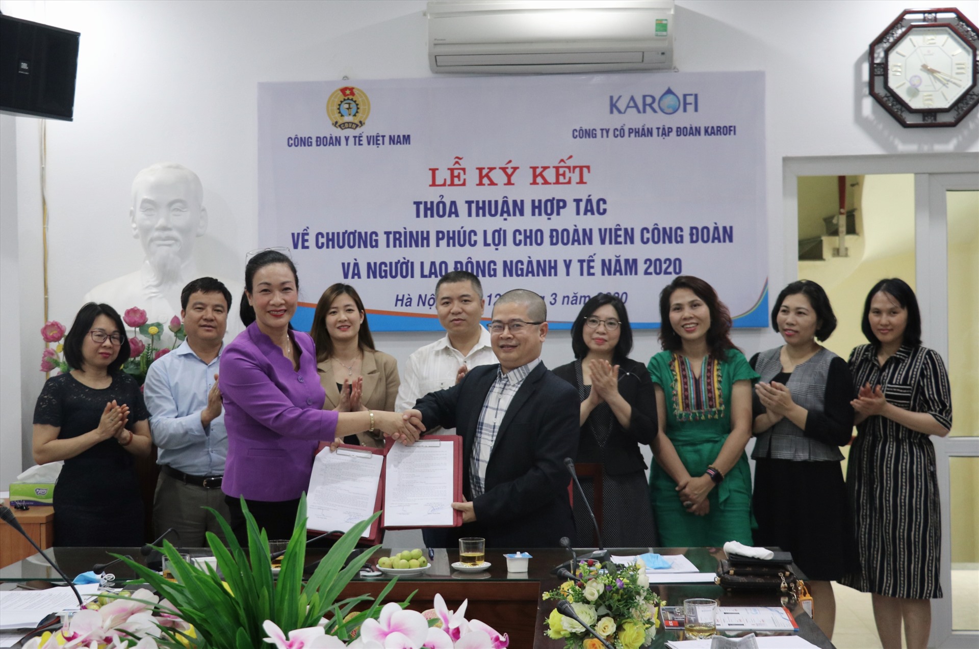 PGS.TS Phạm Thanh Bình và ông Trần Mạnh Hiển ký chương trình Hợp tác giữa 2 đơn vị.