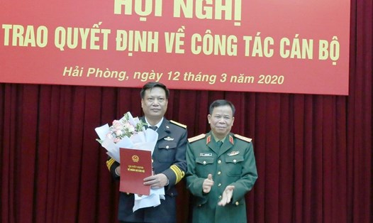 Thiếu tướng Tạ Quang Khải trao quyết định bổ nhiệm tân Viện trưởng Viện Kiểm sát Quân sự Quân chủng Hải quân.