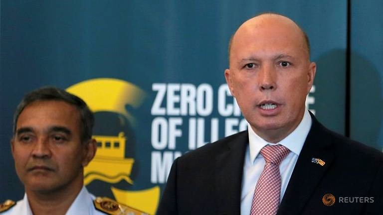 Bộ trưởng Nội vụ Australia Peter Dutton (phải). Ảnh: Reuters.